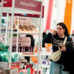 US retail sales unexpectedly flat in December