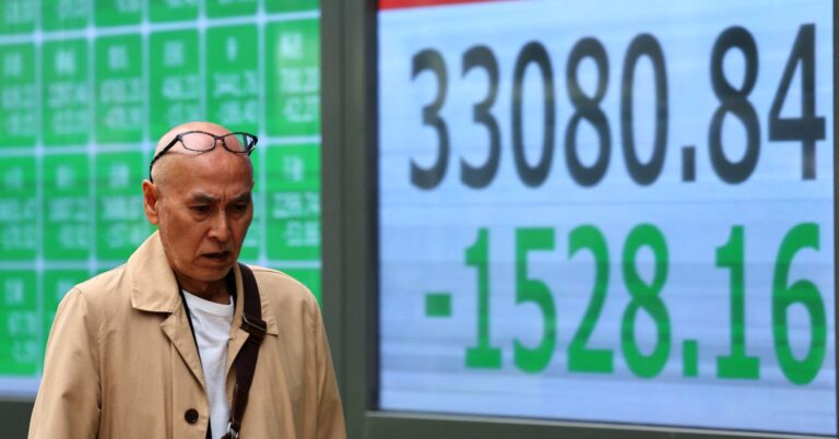 Stocks dip and oil climbs as Trump ramps up Iran threats