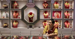 Gold rises from one-week low ahead of FOMC minutes