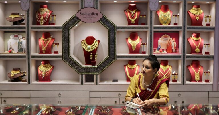 Gold rises from one-week low ahead of FOMC minutes