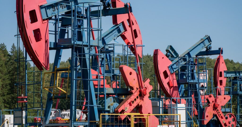 Oil hovers below seven-month high as traders eye U.S.–Iran talks, trade policy