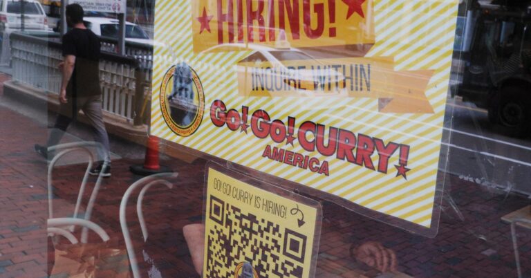 US weekly jobless claims unchanged; layoffs decline 55% in February